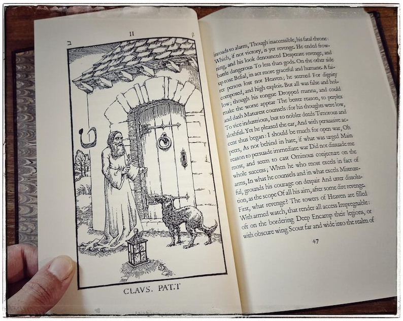 K&ouml;nnte beinhalten: Eine Schwarzwei&szlig;illustration eines Mannes, der vor einer T&uuml;r steht, mit einem Hund an seiner Seite. Der Mann tr&auml;gt eine lange Robe und hat einen Bart. Der Hund ist ein Laufhund mit langen Ohren. Die Illustration stammt aus einem Buch mit dem Titel "Clavs. Pat.T".