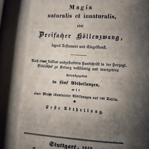 K&ouml;nnte beinhalten: Eine alte Buchseite mit deutschem Text. Der Titel, in gotischer Schrift, lautet "Johannes Faust's Magia naturalis et innaturalis". Die Seite ist gealtert, mit dem Erscheinungsjahr 1849 unten. Der Text ist verblasst und das Papier abgenutzt.