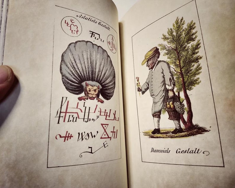 K&ouml;nnte beinhalten: Offenes Buch mit zwei Illustrationen. Die linke Seite zeigt ein Wesen mit einem gro&szlig;en, grauen, f&auml;cherartigen Kopf und rotem Text. Die rechte Seite zeigt einen Mann in einem grauen Mantel und Hut, der einen Korb mit Obst und Blumen tr&auml;gt, mit dem Text "Damniels Gestalt".