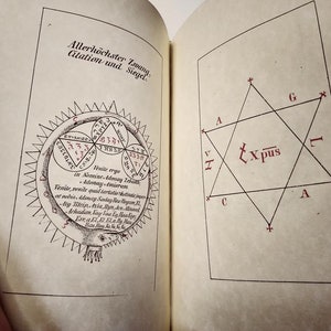 K&ouml;nnte beinhalten: Offene Buchseiten mit Vintage-Illustrationen und Text. Eine Seite zeigt ein kreisf&ouml;rmiges Diagramm mit Text und Symbolen, die andere eine sternf&ouml;rmige Figur mit Buchstaben und Symbolen. Der Text enth&auml;lt deutsche und lateinische S&auml;tze.