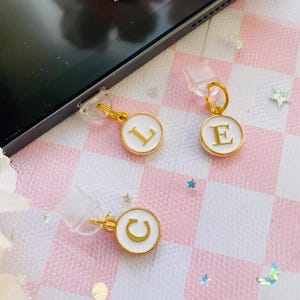 Tapón antipolvo con letra personalizada, dije inicial redondo dorado, tapón antipolvo con colgante de metal para el controlador de juegos Switch, conector de audio para auriculares