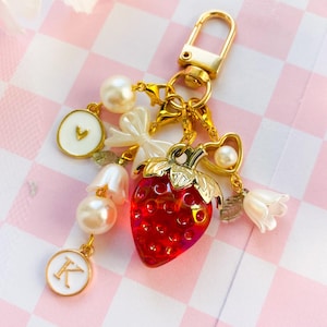 Chaveiro com pingente de morango robusto personalizável, pingente de letra inicial de frutas vermelhas Cottagecore, acessório de chaveiro de celular para bolsa kawaii
