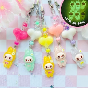 Amuleto para teléfono de monstruo Labubu kawaii, llavero con correa para teléfono coleccionable que brilla en la oscuridad, accesorio de amuleto de peluche Labubu de moda, regalo para ella