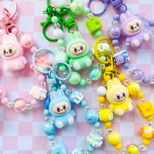 Kawaii Labubu Monster Charms, Monster Spielzeug Sammler Perlen Schlüsselbund, Pastell Haben Sie ein Sitz Trendy Labubu Plüsch Charm Accessoire, Geschenk für Sie