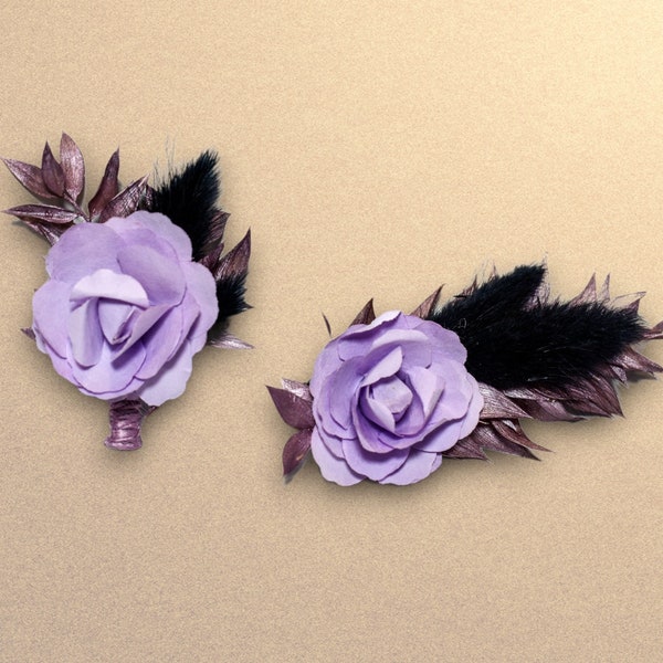 Accessoire - Ensemble Boutonnière et Pince à cheveux violet et noir avec fleurs séchées, queues de lapin et rose en papier.