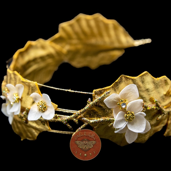 Accessoire pour cheveux - Serre-tête hivernal en feuilles de houx dorées, fleurs d'hortensia séchées, branchages dorés, et flocons dorés.