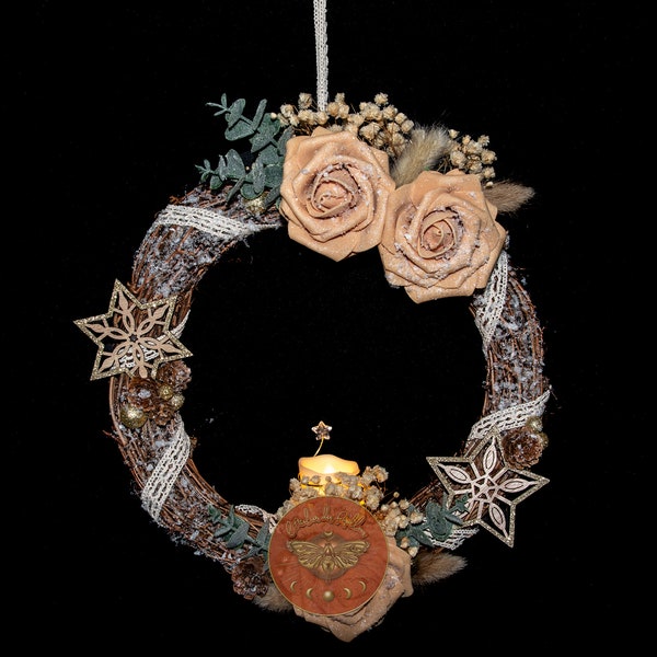 Couronne de porte de Noël thème champêtre sur bois de vigne avec roses en mousse enneigées, fleurs séchées et bougie led.