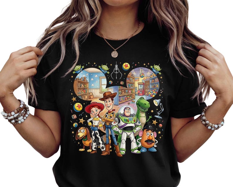 Pode incluir: Camiseta preta com um gr&aacute;fico colorido dos personagens de Toy Story, incluindo Woody, Buzz Lightyear e Rex. O design inclui ilustra&ccedil;&otilde;es de cenas do filme, com um tema divertido e nost&aacute;lgico.