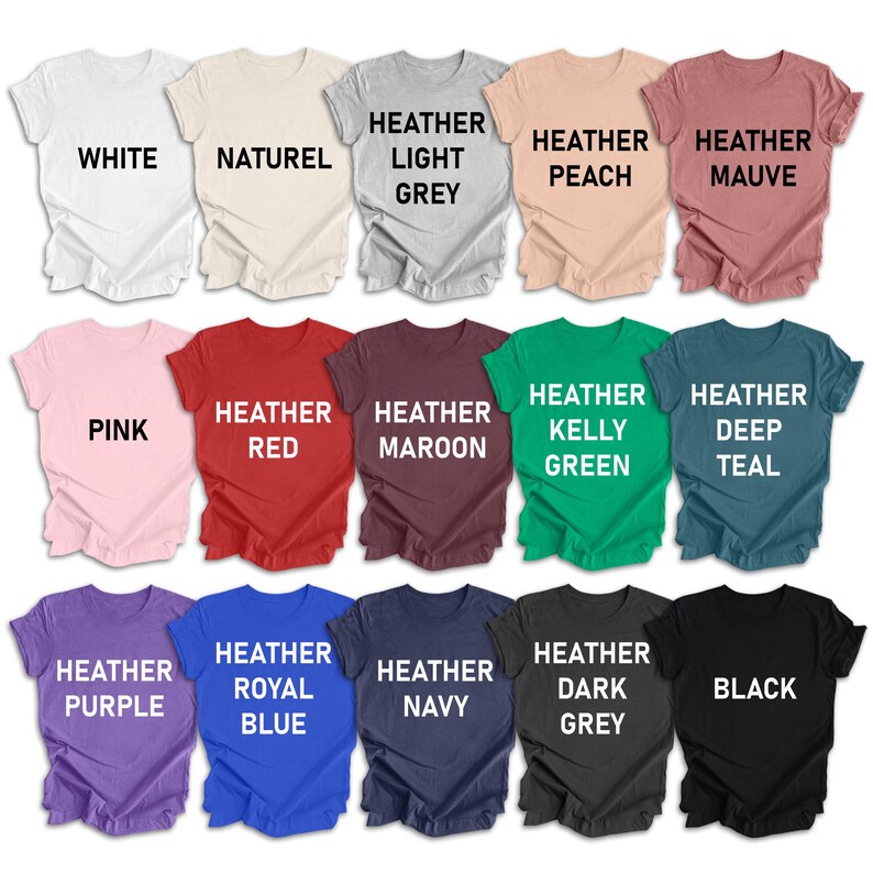 Puede incluir: Una colecci&oacute;n de 15 camisetas de varios colores, incluyendo blanco, rosa, rojo, granate, verde, azul verdoso, morado, azul, azul marino, gris oscuro y negro. Cada camiseta tiene un color o tono de jaspeado diferente, con el nombre del color impreso en blanco en la parte delantera.