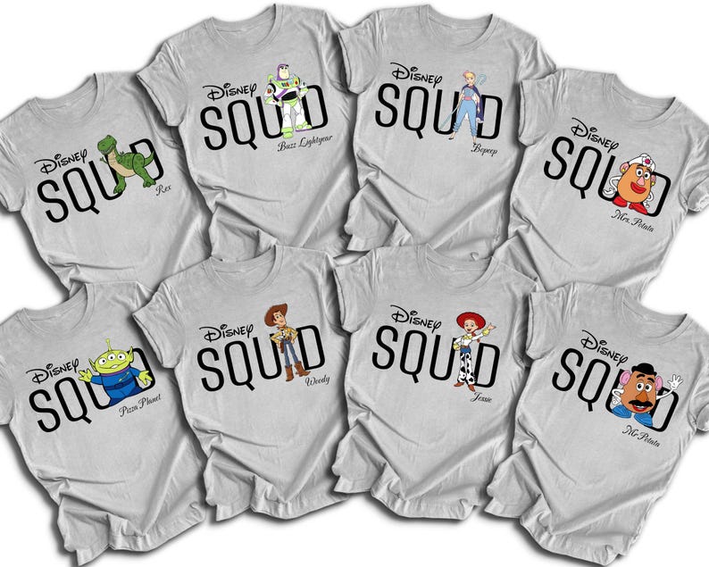 Puede incluir: Una colecci&oacute;n de camisetas grises claras con personajes de Disney. Cada camiseta tiene la palabra "SQUAD" en negrita negra, con el logotipo de Disney arriba. Los personajes incluyen a Buzz Lightyear y Woody.