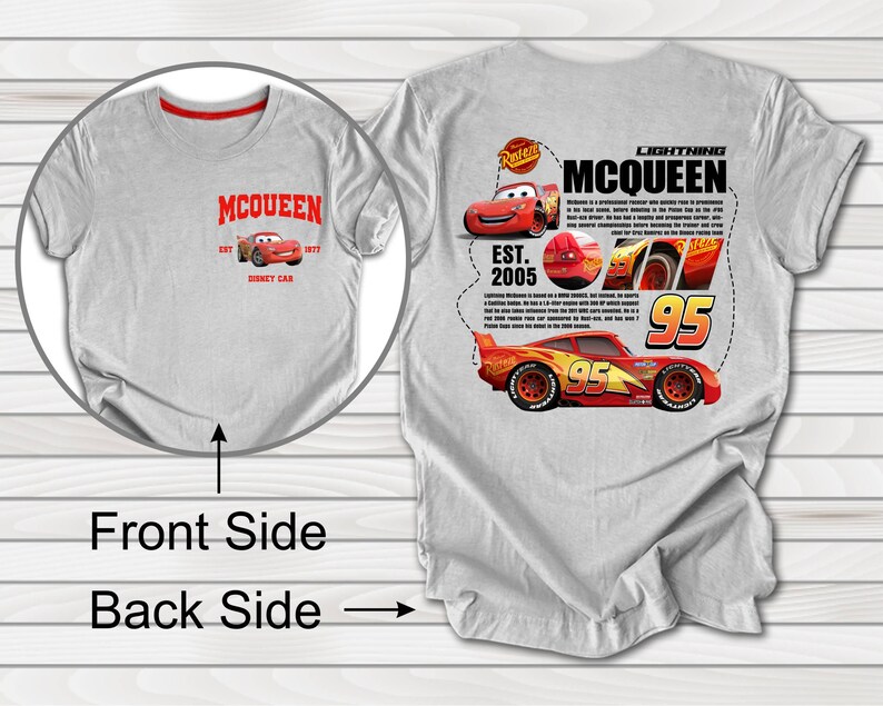 Puede incluir: Camiseta gris con un dise&ntilde;o de Rayo McQueen rojo y blanco en la espalda. La parte delantera de la camiseta tiene un logotipo de McQueen rojo y blanco con el texto "EST. 2005" y "HONEY CAR".