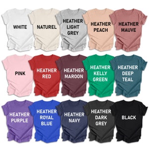 Puede incluir: Una colecci&oacute;n de 15 camisetas de diferentes colores, incluyendo blanco, natural, gris claro, melocot&oacute;n, malva, rosa, rojo, granate, verde kelly, azul teal oscuro, morado lavanda, azul real, azul marino, gris oscuro y negro. Cada camiseta tiene un color y una etiqueta de texto diferentes.