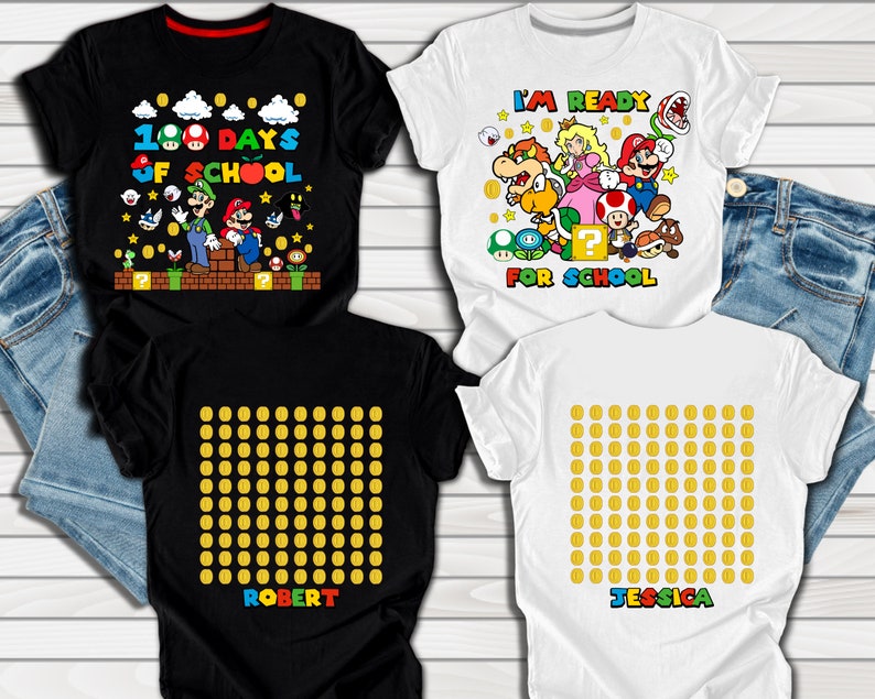 Puede incluir: Dos camisetas blancas y negras con tem&aacute;tica de Mario Bros. Una camiseta dice "100 d&iacute;as de escuela" con los personajes de Mario y Luigi. La otra camiseta tiene una cuadr&iacute;cula de monedas de oro y el nombre "Robert". Dos camisetas blancas con tem&aacute;tica de Mario Bros. Una camiseta dice "Estoy listo para la escuela" con Mario, Luigi, Peach, Bowser y otros personajes. La otra camiseta tiene una cuadr&iacute;cula de monedas de oro y el nombre "Jessica".