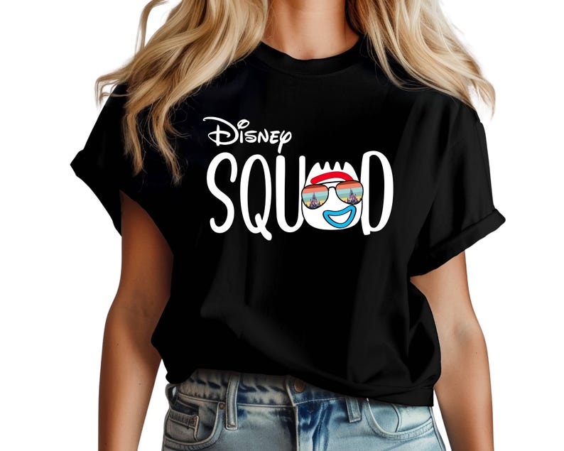 Puede incluir: Camiseta negra con la frase "Disney Squad" en blanco. La "D" de "Squad" presenta un personaje de dibujos animados con gafas de sol y una sonrisa azul. El logotipo de Disney est&aacute; encima de la palabra "Squad".