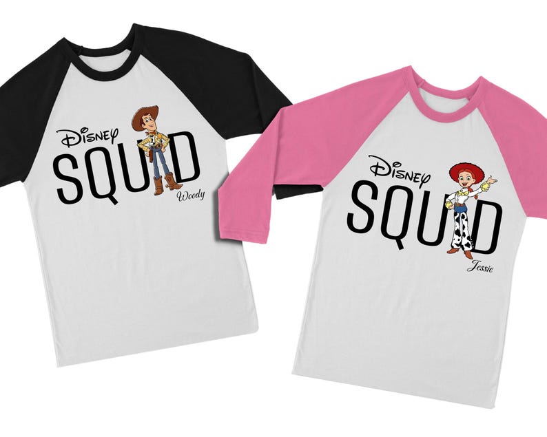 Puede incluir: Dos camisetas ragl&aacute;n blancas con mangas negras y rosas. Cada camiseta tiene el texto "Disney SQUAD" en negro, con una ilustraci&oacute;n de personaje de dibujos animados. Una camiseta presenta a Woody, la otra a Jessie.