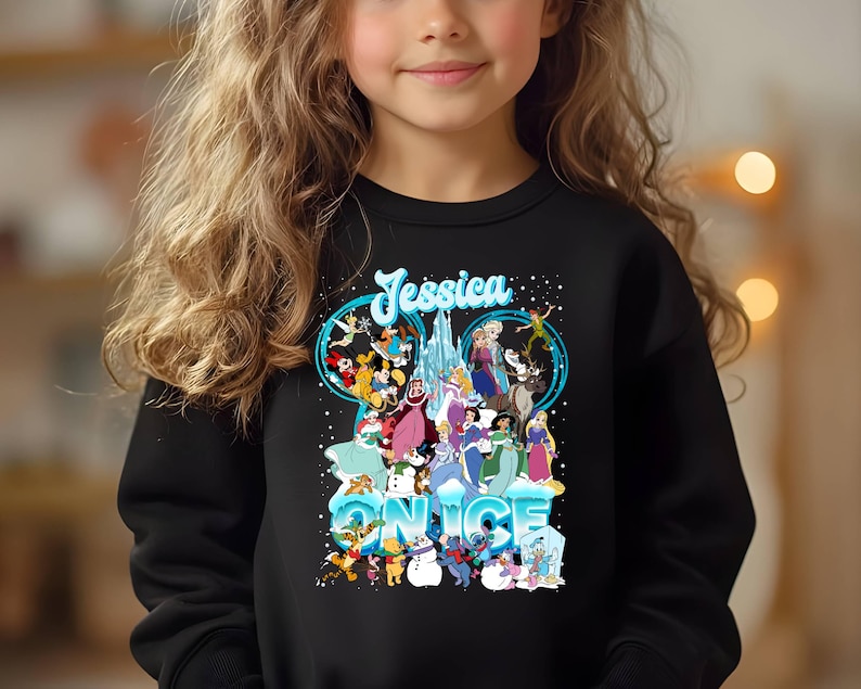 Puede incluir: Sudadera negra con un gr&aacute;fico colorido de personajes de Disney, incluyendo Mickey Mouse, Minnie Mouse y princesas, con el texto "Jessica Nice" en la parte delantera.