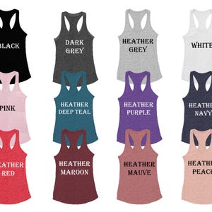 Puede incluir: Una colecci&oacute;n de camisetas sin mangas de mujer en varios colores, incluyendo negro, gris oscuro, gris jaspeado, blanco, rosa, heather deep teal, heather p&uacute;rpura, heather navy, heather rojo, heather granate, heather malva y heather melocot&oacute;n. Cada camiseta tiene el nombre del color impreso en blanco.