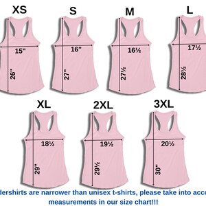 Peut inclure: D&eacute;bardeurs roses de diff&eacute;rentes tailles, de XS &agrave; 3XL, avec des mesures en pouces. L'image comprend le texte "Nos d&eacute;bardeurs sont plus &eacute;troits que les t-shirts unisexes, veuillez tenir compte des mesures dans notre tableau des tailles!!!"