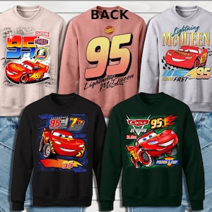 Puede incluir: Cuatro sudaderas diferentes con personajes de Cars. La primera sudadera es rosa con Rayo McQueen, la segunda es roja con Rayo McQueen, la tercera es negra con Rayo McQueen y la cuarta es verde con Mate.