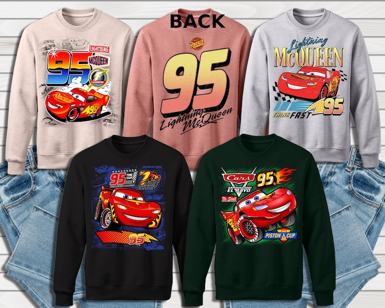 Puede incluir: Cuatro sudaderas diferentes con personajes de Cars. La primera sudadera es rosa con Rayo McQueen, la segunda es roja con Rayo McQueen, la tercera es negra con Rayo McQueen y la cuarta es verde con Mate.