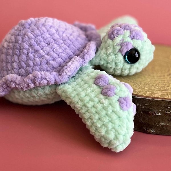 Tortue de mer en peluche douce, poupée amigurumi au crochet.