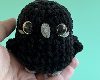 Crochet Baby Raven Plushie – Handmade Velvet Yarn Bird, Kawaii Gothic Crow Toy, Small Amigurumi Raven for Bird Lovers