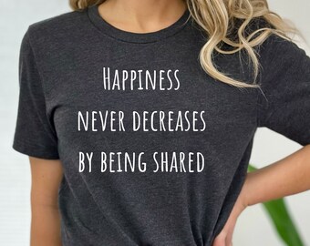 La felicidad nunca disminuye al ser compartida. Cita. Camiseta feliz. Camiseta feliz. Camiseta feliz. Camiseta feliz. Camiseta de la felicidad. Regalo para ella. Camiseta para mujer. OK