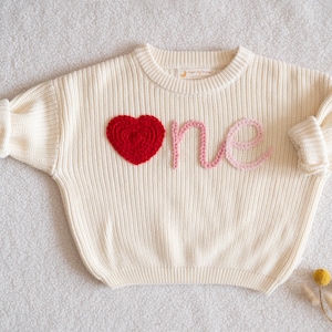 Valentinstag Hand bestickter Pullover, erster Geburtstag benutzerdefinierte Baby 1. Geburtstag Pullover, personalisierte Jungen und Mädchen-Geburtstags-Outfit