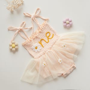 Mono de primer cumpleaños de Daisy, traje de primer cumpleaños, mono bordado a mano, vestido de niña personalizado, regalo de cumpleaños personalizado