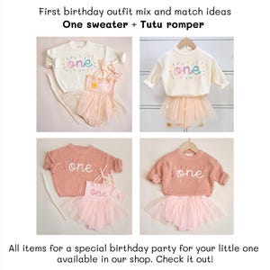 K&ouml;nnte beinhalten: Vier Bilder, die verschiedene Outfit-Kombinationen f&uuml;r einen ersten Geburtstag zeigen. Jedes Outfit beinhaltet einen rosa oder wei&szlig;en Pullover mit dem gestickten Wort "one" und einen rosa T&uuml;ll-Tutu-Strampler. Die Pullover haben unterschiedliche Stick-Stile.