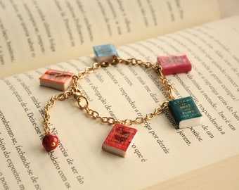 Pulsera con dijes de libro de arcilla polimérica hecha a medida