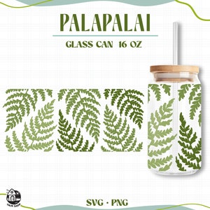 Puede incluir: Una lata de vidrio con un patrón de helecho verde y una tapa de bambú. La lata tiene una capacidad de 473 ml y tiene el texto "PALAPALAI GLASS CAN 16 OZ" en ella. La imagen también incluye el texto "SVG.PNG".
