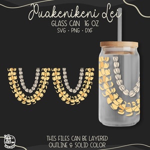 Op de afbeelding: Een glazen blik van 473 ml met een gelaagd ontwerp van gele en witte bloemenkransen. De tekst "Puakenikeni Lei" staat bovenaan de afbeelding. De tekst "GLASS CAN 16 OZ" staat onder het ontwerp van de bloemenkransen. De tekst "SVG PNG DXF" staat onder de tekst "GLASS CAN 16 OZ". De tekst "THIS FILES CAN BE LAYERED OUTLINE & SOLID COLOR" staat onderaan de afbeelding.