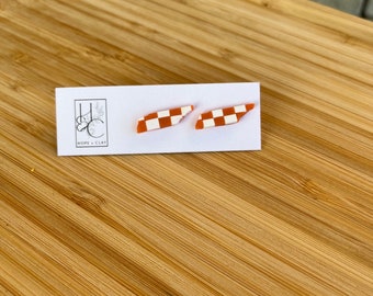 Pendientes de botón Tennessee Vols: arcilla polimérica naranja y blanca