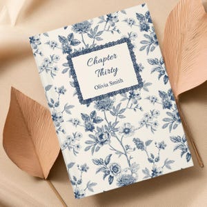 Puede incluir: Un libro de tapa dura con fondo crema y un diseño floral azul. La portada presenta el texto "Chapter Thirty" y "Olivia Smith" en un marco decorativo. El diseño incluye varias flores y hojas.
