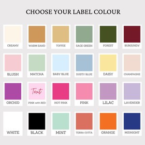 Op de afbeelding: Een kleurenkaart met de titel CHOOSE YOUR LABEL COLOUR met vierentwintig vierkante stalen in diverse tinten, waaronder cr&egrave;me, warm zand, toffee, saliegroen, bosgroen, bordeaux, blush, matcha, babyblauw, stoffig blauw, madeliefje, champagne, orchidee, roze met rode tekst, felroze, roze, lila, lavendel, wit, zwart, munt, terracotta, oranje en middernachtblauw.
