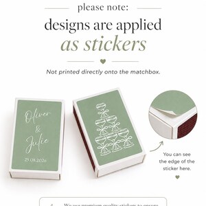 Op de afbeelding: Twee witte luciferdoosjes met saliegroene stickers. E&eacute;n toont de namen Oliver & Julie en de datum 25.08.2026 in wit handschrift. De andere toont een witte lijntekening van een champagnetoren. Een cirkelvormig inzetstuk toont een stickerrand.