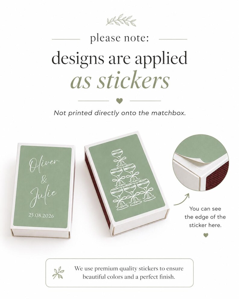 Op de afbeelding: Twee witte luciferdoosjes met saliegroene stickers. E&eacute;n toont de namen Oliver & Julie en de datum 25.08.2026 in wit handschrift. De andere toont een witte lijntekening van een champagnetoren. Een cirkelvormig inzetstuk toont een stickerrand.