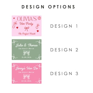 Op de afbeelding: Drie rechthoekige labels genaamd Design 1, 2 en 3. Design 1 is lichtroze met rode tekst OLIVIA'S Hen Party en The Perfect Match. Design 2 is saliegroen met witte tekst Julia & Thomas, The Perfect Match en 26.04.2026. Design 3 is felroze met witte tekst Jenny's Hen Do, The Perfect Match en 02.06.2026.
