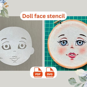 Op de afbeelding: Een witte poppengezichtsstencil met een eenvoudig ontwerp, inclusief ogen, neus en mond. De stencil wordt getoond op een grijze achtergrond met een roze pincet. De afbeelding toont ook een afgewerkt poppengezicht met blauwe ogen en roze lippen, geschilderd op een witte stof in een houten borduurring. De afbeelding bevat de tekst "Doll face stencil" en de woorden "PDF" en "SVG" in rode vakken.
