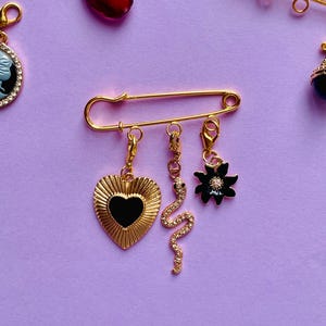 Sicherheitsnadel Brosche Gold Schwarz | Vintage Statement Pin mit Charms | Elegante Ziernadel Jacke Tasche Cardigan