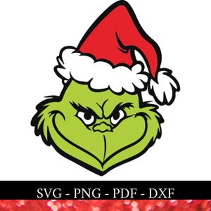 Puede incluir: Un personaje verde del Grinch con un gorro de Papá Noel rojo y blanco. El Grinch tiene una expresión traviesa en su rostro.