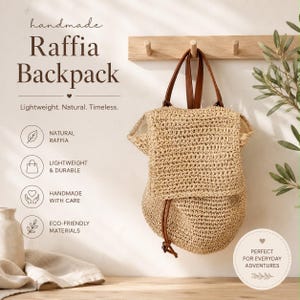 Może przedstawiać: Beżowy plecak z rafii o plecionej fakturze, z klapką i brązowymi skórzanymi paskami. Tekst na obrazku brzmi: handmade Raffia Backpack, Lightweight. Natural. Timeless., NATURAL RAFFIA, LIGHTWEIGHT & DURABLE, HANDMADE WITH CARE, ECO-FRIENDLY MATERIALS, PERFECT FOR EVERYDAY ADVENTURES.