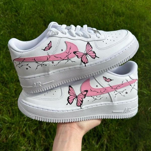 Papillons roses personnalisés Nike Air Force 1 | Baskets personnalisées | Nike AF1 personnalisée - Papillons roses personnalisés Air force 1