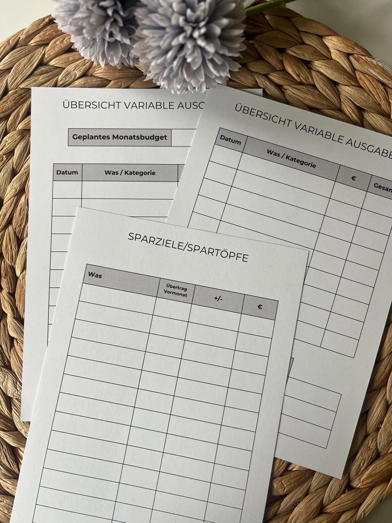 K&ouml;nnte beinhalten: Ein druckbarer Budgetplaner mit Abschnitten f&uuml;r variable Ausgaben, ein monatliches Budget und einen Spar-Tracker. Der Planer enth&auml;lt Spalten f&uuml;r Datum, Artikel, Kategorie und Betrag.
