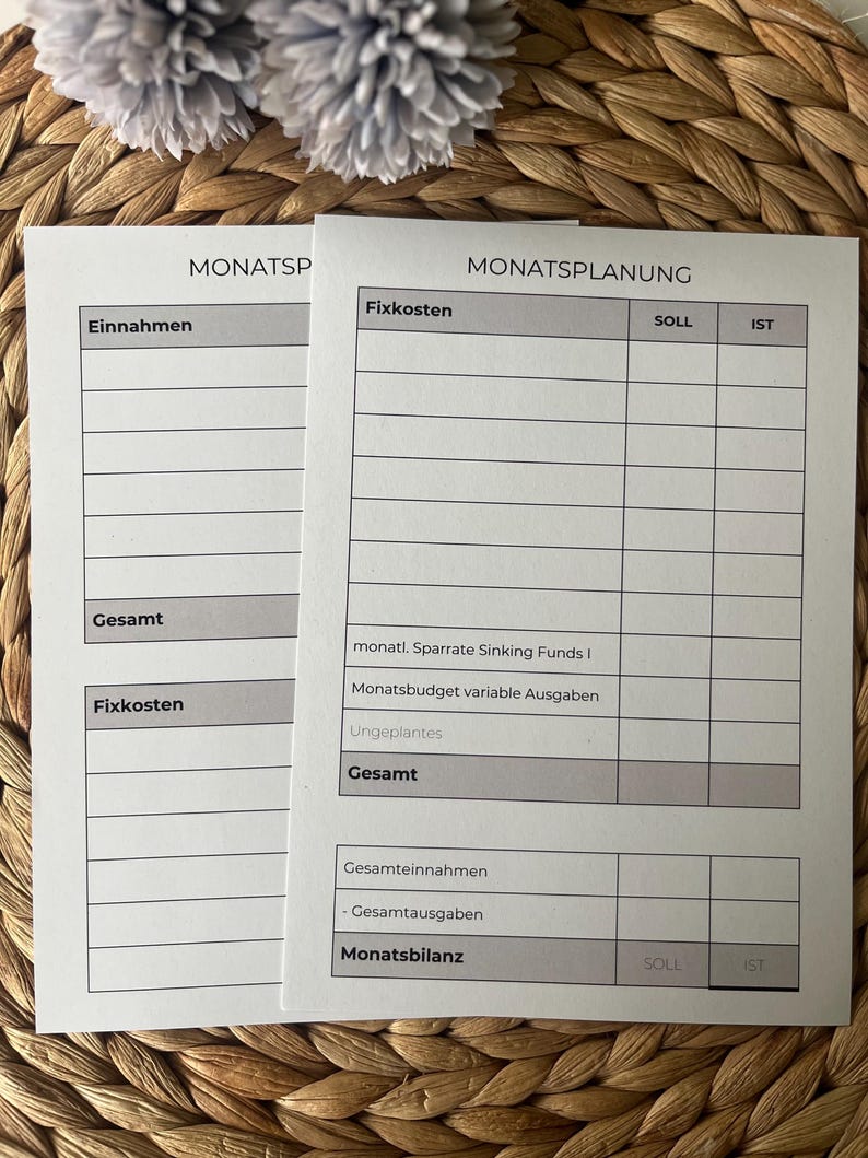 K&ouml;nnte beinhalten: Ein druckbarer Budgetplaner mit Abschnitten f&uuml;r monatliche Einnahmen, Fixkosten, variable Ausgaben und eine monatliche Bilanz. Der Planer enth&auml;lt &Uuml;berschriften f&uuml;r "Soll" und "Ist", was die deutschen W&ouml;rter f&uuml;r "soll" und "ist" sind.