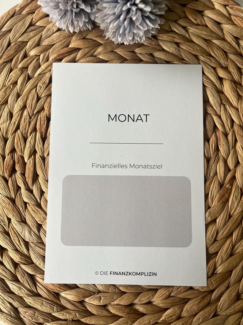 K&ouml;nnte beinhalten: Eine wei&szlig;e Karte mit dem Wort "MONAT" in schwarzer Schrift oben. Unter dem Wort "MONAT" befindet sich eine Linie und der Text "Finanzielle Monatsziel" in schwarzer Schrift. Unter dem Text befindet sich ein graues Rechteck. Der Text "&copy; DIE FINANZKOMPLIZIN" ist in schwarzer Schrift unten auf der Karte.
