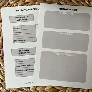 K&ouml;nnte beinhalten: Ein druckbarer monatlicher Haushaltsplaner mit Abschnitten f&uuml;r Einnahmen, Ausgaben, Sparen und Investitionen. Der Planer enth&auml;lt einen Abschnitt f&uuml;r monatliche Highlights und Lowlights sowie einen Abschnitt f&uuml;r Ideen und Notizen.