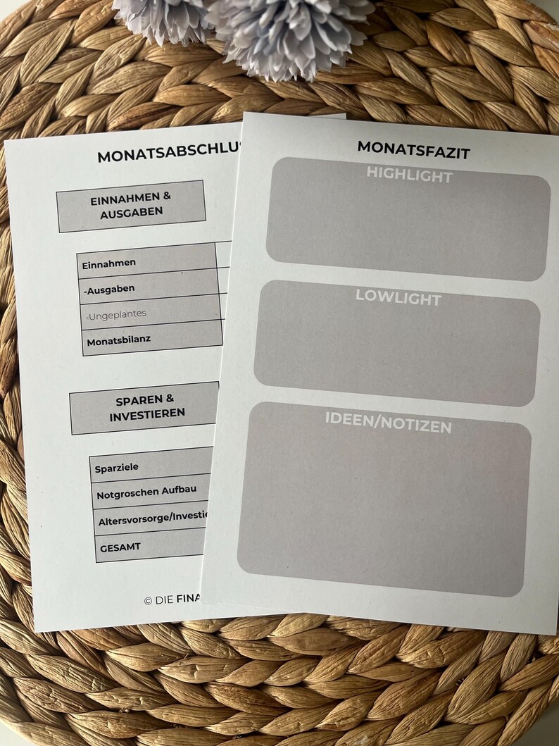 K&ouml;nnte beinhalten: Ein druckbarer monatlicher Haushaltsplaner mit Abschnitten f&uuml;r Einnahmen, Ausgaben, Sparen und Investitionen. Der Planer enth&auml;lt einen Abschnitt f&uuml;r monatliche Highlights und Lowlights sowie einen Abschnitt f&uuml;r Ideen und Notizen.