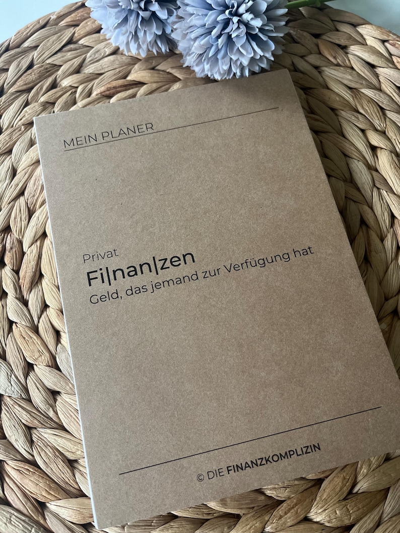 K&ouml;nnte beinhalten: Ein brauner Planer mit dem Text "Mein Planer" und "Privat Finanz" auf dem Cover. Der Text unter "Privat Finanz" lautet "Geld, das jemand zur Verf&uuml;gung hat". Am unteren Rand des Covers steht der Text "&copy; DIE FINANZKOMPLIZIN".
